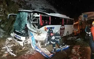 Yolcu otobüsü kamyonla çarpıştı: 1 ölü, 16 yaralı
