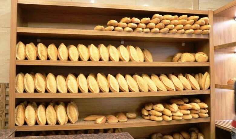 Samsun’da ekmek ve simite beklenen zam geldi - Samsun’da ekmek ve simit fiyatlarına yüzde 25 artış yapıldı. 200 gramı 10 TL’den satılan ekmek 12,5 TL’ye, 80 gramı 10 TL’den satılan simidin ise 85 gramı 12,5 TL’ye çıktı.