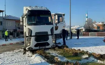Buzdan kayan kamyon refüje çıktı
