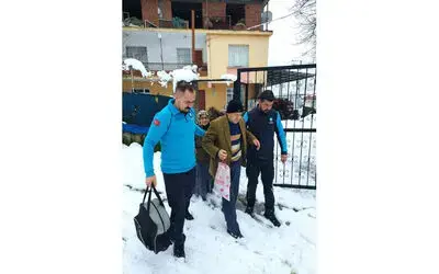 Karla kaplı yollarda diyaliz hastasının yardımına Samsun UMKE koştu
