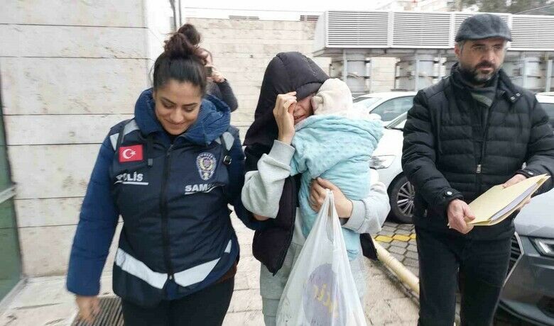 Hırsızın ilginç itirafı : 64 suç kaydı bulunankadın hırsız, altın çaldığı eve giderek suçunu itiraf etti - Samsun’da 64 suç kaydı bulunan 9 çocuk annesi 34 yaşındaki kadın hırsız, bir yıl önce altın çaldığı eve giderek ev sahibi kadına evden altın zinciri kendisinin çaldığını itiraf etti.