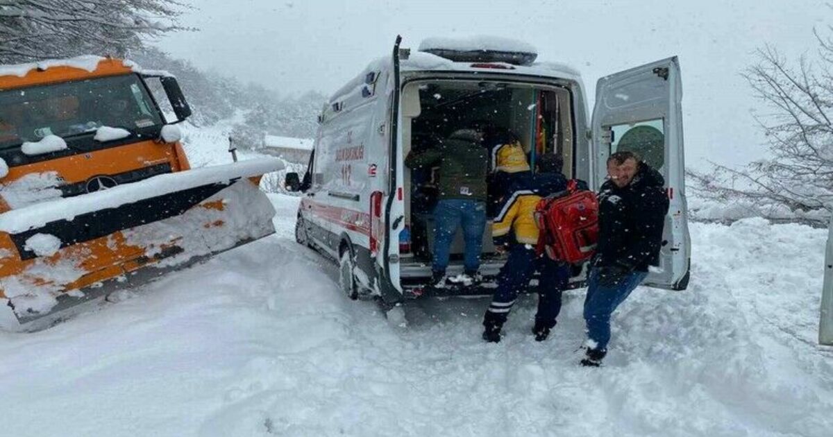 84 yaşındaki kadın yoğun kar altında ambulansa yetiştirildi
