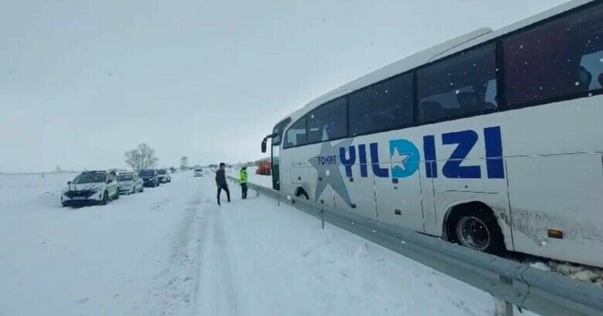 Sürücülerin karla imtihanı: Kanala düşen otobüs ve otomobil kurtarıldı
