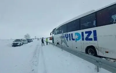 Sürücülerin karla imtihanı: Kanala düşen otobüs ve otomobil kurtarıldı
