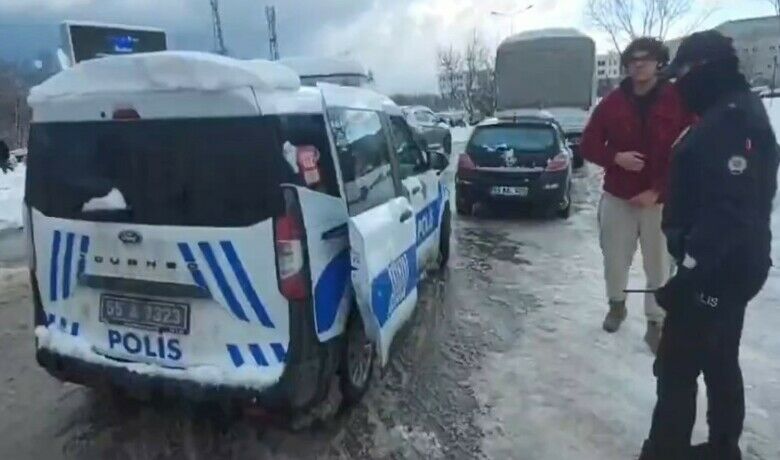 Samsun polisi, MSÜsınavı öğrencilerini yalnız bırakmadı - Samsun’da polis ekipleri, olumsuz hava şartlarına rağmen Milli Savunma Üniversitesi (MSÜ) Askeri Öğrenci Aday Belirleme Sınavı’na girecek öğrenciler için seferber oldu, 45 öğrenci sınava yetiştirildi.
