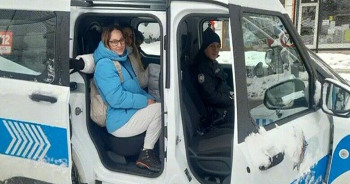 Kar sebebiyle sınava geç kalan öğrencilerin yardımına polis yetişti
