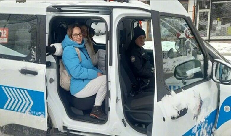 Kar sebebiyle sınava geçkalan öğrencilerin yardımına polis yetişti - Samsun’da yoğun kar yağışı dolayısıyla sınava geç kalan öğrencilerin yardımına polis yetişti.