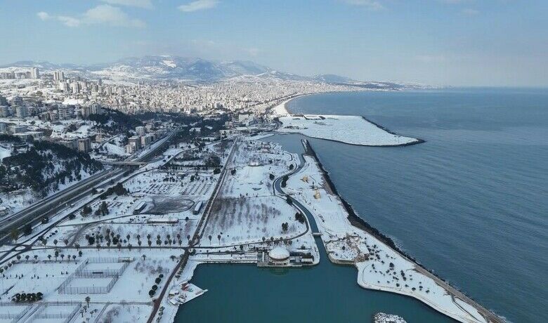 Samsun tablo gibi
 - Samsun’da kar fırtınasının ardından şehirde adeta buz devri yaşanırken, havadan çekilen görüntülerde ise tablo gibi manzaralar ortaya çıktı. Son 96 yılın en soğuk günlerini geçiren şehir merkezi ve sahillerde her yer dondu.