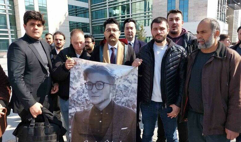 Motosikletli gencin ölümüne sebepolan sürücünün yargılanmasına başlandı - Samsun’da ’kırmızı ışık ihlali’ yaparak çarptığı motosiklette bir gencin ölümüne, bir gencin de sakat kalmasına yol açan lüks araç sürücüsünün yargılanmasına başlandı.