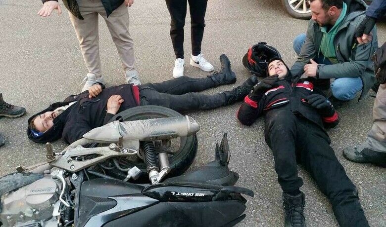 Hafif ticari araç ilemotosiklet çarpıştı: 2 kişi yaralandı - Samsun’da hafif ticari araç ile motosikletin çarpışması sonucu meydana gelen trafik kazasında motosiklette bulunan 2 genç yaralandı.