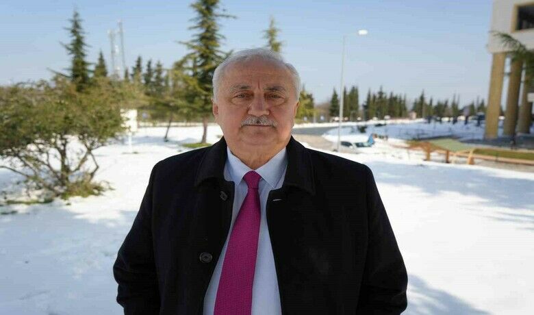 Su uzmanı profesör: "Kar yağışı Karadeniz’i rahatlattıama diğer bölgelerde kuraklık riski devam ediyor" - Ondokuz Mayıs Üniversitesi (OMÜ) Ziraat Fakültesi Tarımsal Yapılar ve Sulama Bölüm Başkanı Prof. Dr. Yusuf Demir, Karadeniz Bölgesi’ne son 8-10 yılın en yoğun kar yağışının düştüğü belirterek, "Bu kar yağışı özellikle Karadeniz Bölgesi’ni biraz rahatlattı. Bu kar yağışı tabi Türkiye genelinde her yerde yağan bir kar yağışı olmadı. Diğer bölgelerde şiddetli kuraklık riski devam ediyor" dedi.
