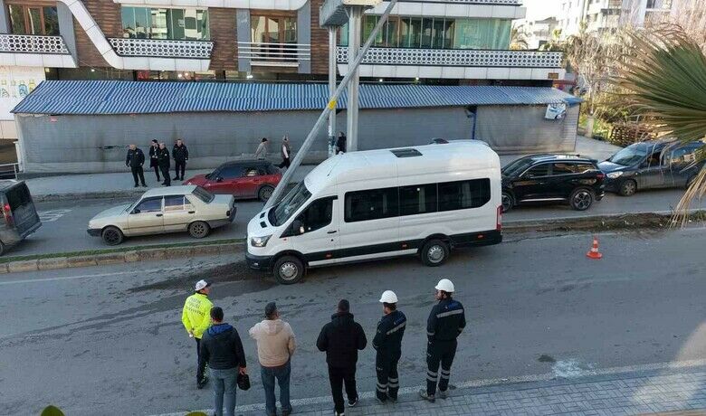 Direksiyon başında kalp krizi geçirerekkaza yapan dolmuş şoförü hayatını kaybetti - Samsun’da direksiyon başında kalp krizi geçirerek aydınlatma direğine çarpan dolmuş sürücüsü kaldırıldığı hastanede hayatını kaybetti.