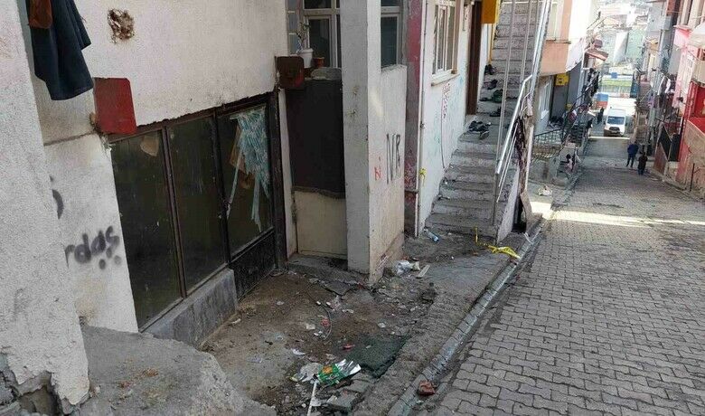 Samsun’da vahşet: Maaşını çekmeye giden yaşlı adamıöldürüp 4 gün babasının evinin bodrumunda sakladı - Samsun’da 14 suç kaydı bulunan şahıs, maaşını çekmek için evinden ayrılan 6 çocuk babası yaşlı adamı bıçaklayarak öldürdü, 4 gün boyunca babasının evinin bodrumunda sakladı.