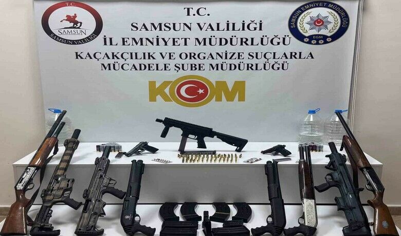 Samsun’da cephanelik gibi eğlence mekanı - Samsun’da polis tarafından alkollü eğlence mekanına yapılan operasyonda cephanelik gibi silahlar ele geçirildi.