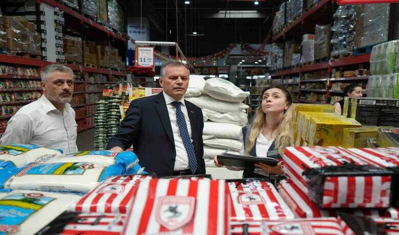 Samsun’da 200 işletmeye’haksız fiyat artışı’ndan işlem - Samsun Ticaret İl Müdürü Kürşat Turpçu, 27 Ocak’tan bu yana yürütülen denetim faaliyetleri kapsamında Samsun genelinde 720 market, 120 kafe/restoran ve diğer sektörler olmak üzere bin 200 işletmede 65 bin ürünün denetlendiğini, haksız fiyat artışı nedeniyle işlem uyguladıkları 200 işletmeyi Haksız Fiyat Değerlenme Kurulu’na intikal ettirdiklerini söyledi.