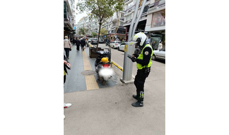 Kaldırımları işgal eden76 motosiklet sürücüsüne ceza - Samsun Emniyet Müdürlüğü Trafik Denetleme Şube Müdürlüğü ekipleri, kaldırımları işgal eden motosikletlere yönelik yaptığı geniş çaplı denetim sonucunda 76 motosiklet sürücüsüne ceza yazıldı.