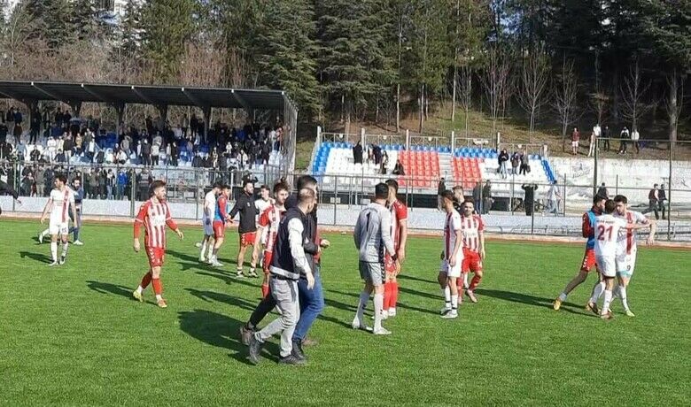 Play-off maçı sonunda sahada gerginlik