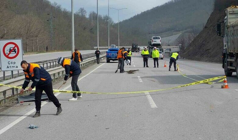 Kazada aracın kapısı yerinden çıktı,yola savrulan yolcu hayatını kaybetti - Samsun’da seyir halindeyken lastiği patlayan minibüs kontrolden çıkarak tıra çarptı. Çarpmanın etkisiyle aracın kapısı yerinden sökülürken, araçta bulunan yolcu yola savruldu. Ağır yaralanan yolcu, olay yerinde hayatını kaybetti.
