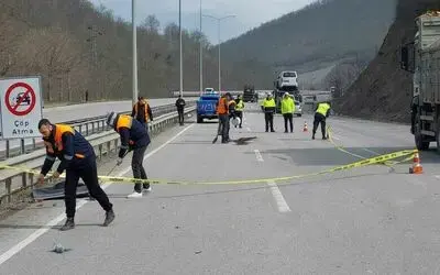 Kazada aracın kapısı yerinden çıktı, yola savrulan yolcu hayatını kaybetti