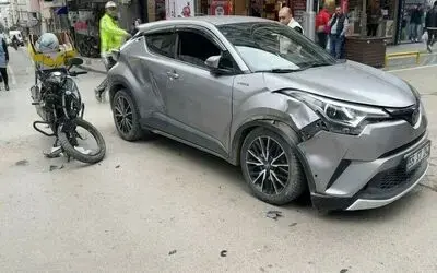 Müşteriye ait araçla kaza yapan otoparkçı, ehliyetsiz çıktı: Kaza anı kamerada
