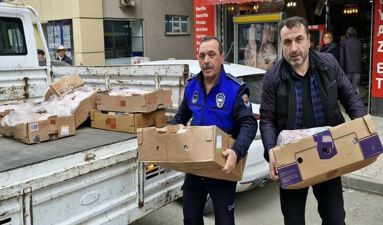Kasaplara şok denetim: Çok miktardatarihi geçmiş ürüne el konuldu - Samsun’da kasaplara yönelik şok denetim gerçekleştiren ekipler, çok miktarda son tüketim tarihi geçmiş et ve tavuk ürünlerine el koyarak imha etti.