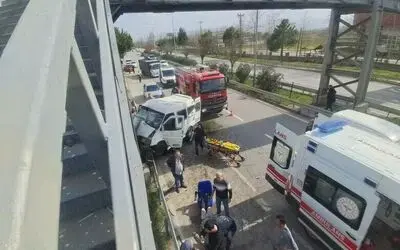 Samsun’da minibüs üst geçidin direğine çarptı: 7 yaralı
