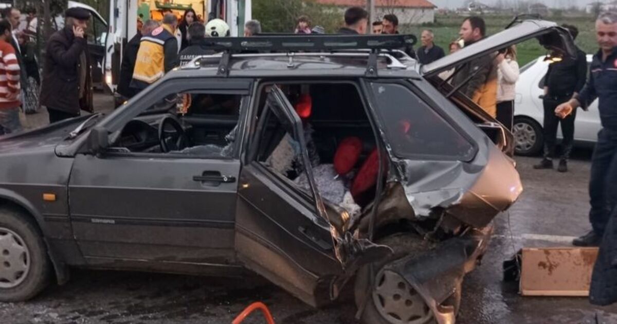 Bafra'da iki otomobil kavşakta çarpıştı: 3 yaralı