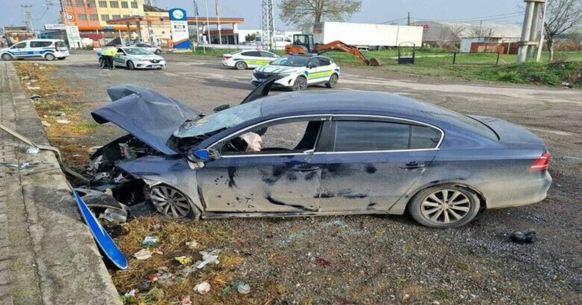 Bafra’da otomobil duvara çarptı: 2 yaralı