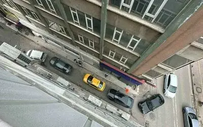 Sorumsuz sürücü aracını yol ortasına park etti, trafiği kilitledi
