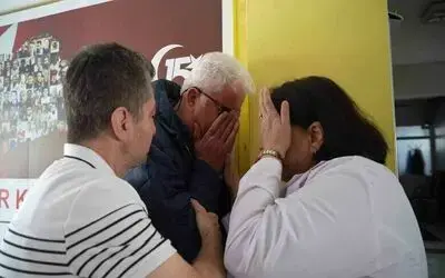 Emekliye ayrılan öğretmene duygusal veda: Gözyaşlarına hakim olamadı

