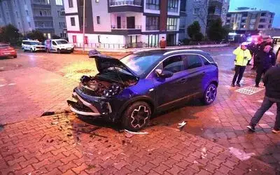 SUV araç ile otomobil çarpıştı: 6 yaralı
