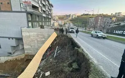 İnşaat çalışması sırasında toprak kaydı, yol trafiğe kapatıldı
