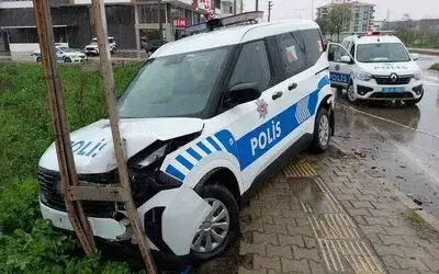 Samsun’da polis aracına minibüs çarptı: 1’i polis 2 yaralı
