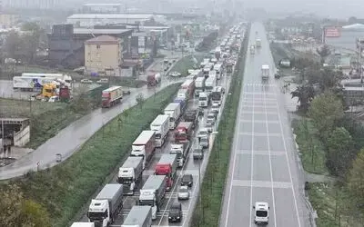Samsun’da Nisan karı ulaşımı felç etti: 2 kilometrelik tır kuyruğu oluştu
