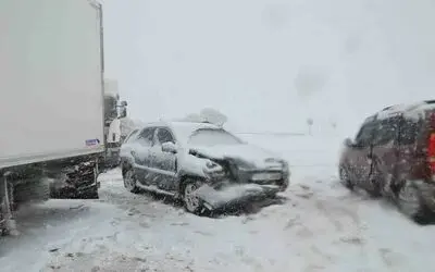 Yoğun kar zincirleme kazalara yol açtı: Toplam 21 araç birbirine girdi, 4 kişi yaralandı
