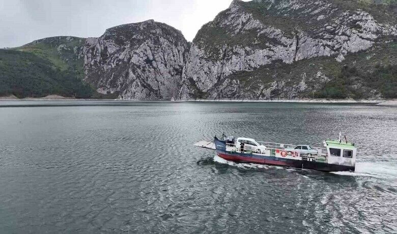 Altınkaya mağdurları: 15 mahallede36 yıldır feribotla ulaşım - Samsun’un Vezirköprü ilçesinde, 1988 yılında Altınkaya Barajı’nın yapılmasıyla karayolu bağlantısı kesilen 15 kırsal mahallede vatandaşlar, 36 yıldır ulaşımı feribotlarla sağlıyor. Bölge halkı, ulaşımda yaşadıkları zorluklara dikkat çekerek köprü yapılması talebinde bulundu.