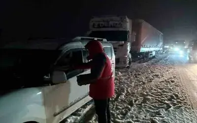 Yoğun kar nedeniyle yolda kalanlara Kızılay’dan destek
