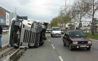 Temizlik malzemesi yüklü tır devrildi: 1 yaralı
