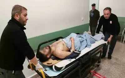 Bıçaklanan genç aracıyla kaçarken kaza yaptı
