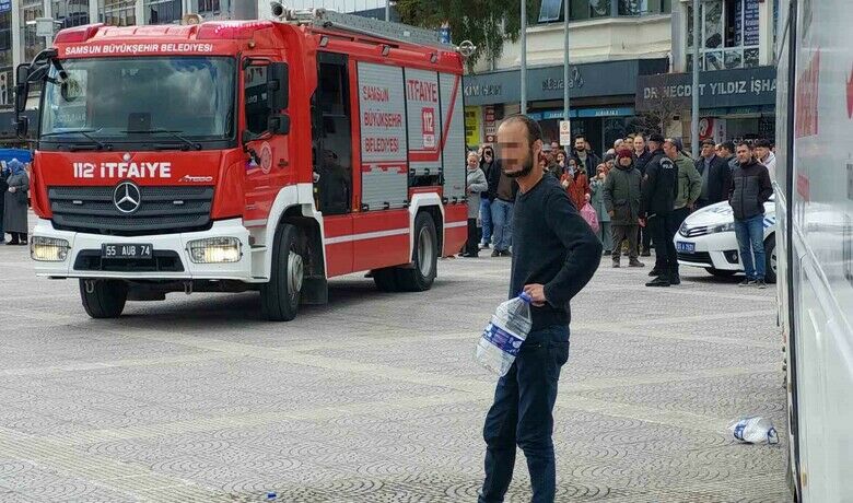 Mahalle yolunun yapılmadığı gerekçesiylemeydanda kendini yakmak istedi - Samsun’da mahallesindeki yolların yapılmadığını iddia eden bir kişi, Cumhuriyet Meydanı’nda üzerine benzin dökerek kendini yakmak istedi. Polis ekiplerinin müdahalesiyle eylem sonlandırıldı.
