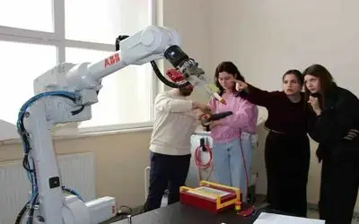 Endüstriyel robotlara kadın eli değdi
