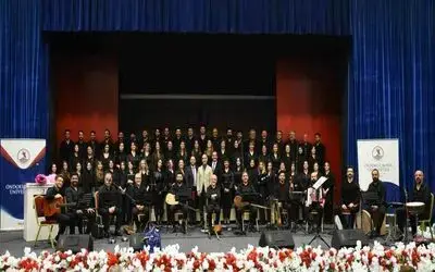 Akademisyenlerden sahne performansı
