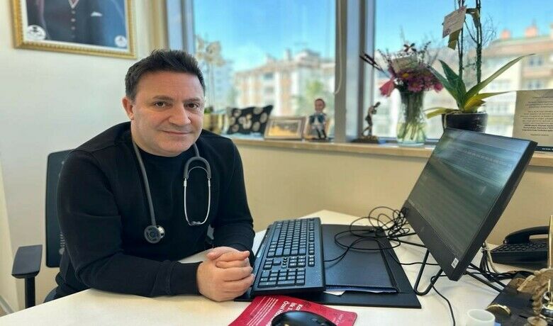 Profesör nisan ayının sağlık üzerine 3 tehlikesini açıkladı:Ani ısı değişikliği, barometrik basınç ve hasta bina sendromu - Göğüs Hastalıkları Uzmanı Prof. Dr. Şevket Özkaya, "Nisan ayı günlük iklim, hava ve ısı değişikliklerinin en hızlı ve ani değiştiği günlerin yaşandığı bir aydır. Ani sıcaklık farkına maruz kalan kişilerde başta göğüs ve sırt ağrıları olmak üzere, soğuk algınlığı belirtileri oluyor. Grip ve zatürreye bağlı hastaneye yatış oranları çok yüksek. Her 3 hastadan neredeyse 1’i yatarak tedavi alması gerektiğini görüyoruz" dedi.