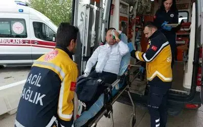 Okuldan atılan öğrenci okula gelip nöbetçi öğretmene saldırarak hastanelik etti
