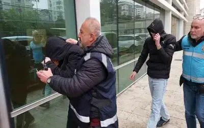 Okulda öğretmeni darp eden 2 kişi adliyeye sevk edildi
