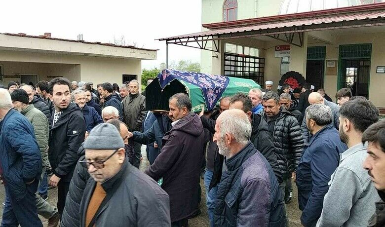 Ayrı yaşadığı eşitarafından öldürülen kadın defnedildi - Samsun’un Alaçam ilçesinde, boşanma aşamasında olduğu eşi tarafından tabancayla vurularak hayatını kaybeden 32 yaşındaki Pınar Altınel, gözyaşları içinde toprağa verildi.