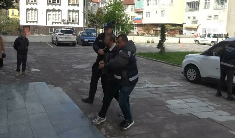 Taş kokain ile yakalananmetafizik uzmanı ve şoförü tutuklandı - Samsun’da polis tarafından bir araçta yapılan aramada ’taş kokain’ ile yakalanan metafizik uzmanı ve şoförü tutuklandı.