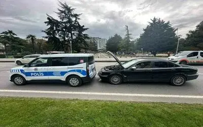 Otomobil, polis ekip otosuna arkadan çarptı
