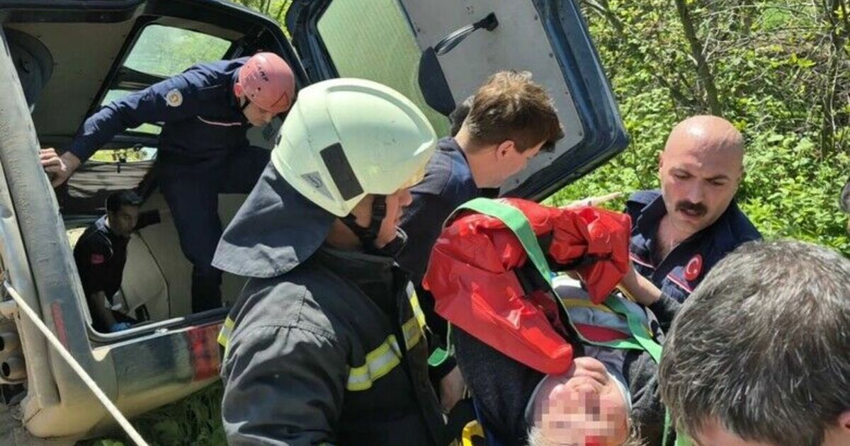 Kontrolden çıkan hafif ticari araç devrildi: 2 yaralı