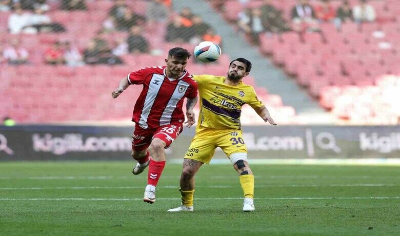 Trendyol Süper Lig: Samsunspor: 1- Eyüpspor: 0 (İlk yarı) - Trendyol Süper Lig’in 34. haftasında Samsunspor evinde Eyüpspor ile karşılaşıyor. Mücadelenin ilk yarısını Samsunspor, 1-0 önde tamamladı.